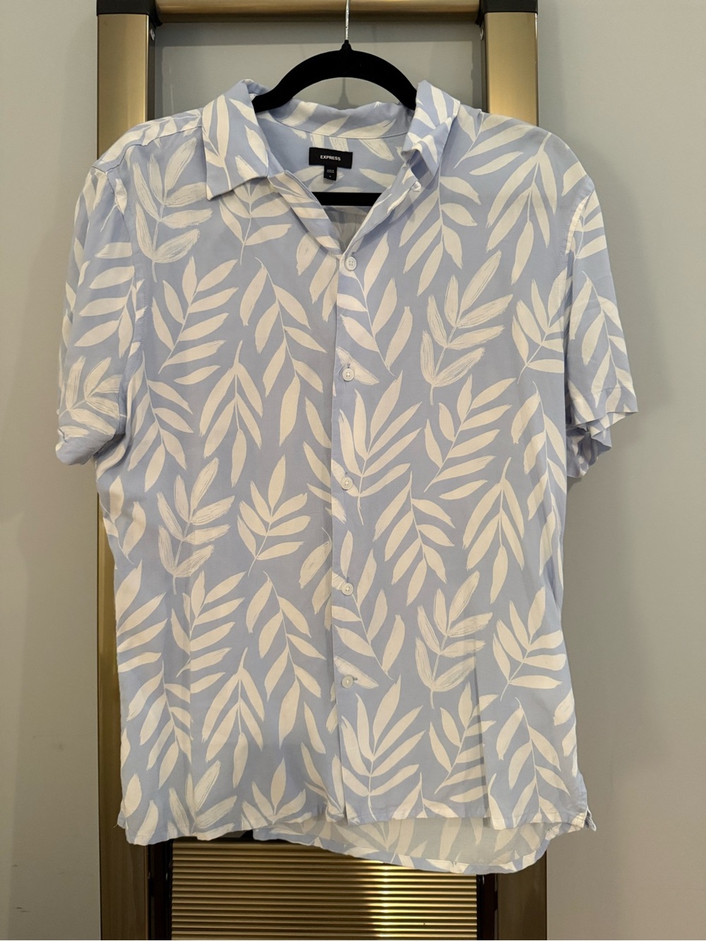 Express Light Blue Short Sleeve Button-Up with White Leaf Print Sz Small